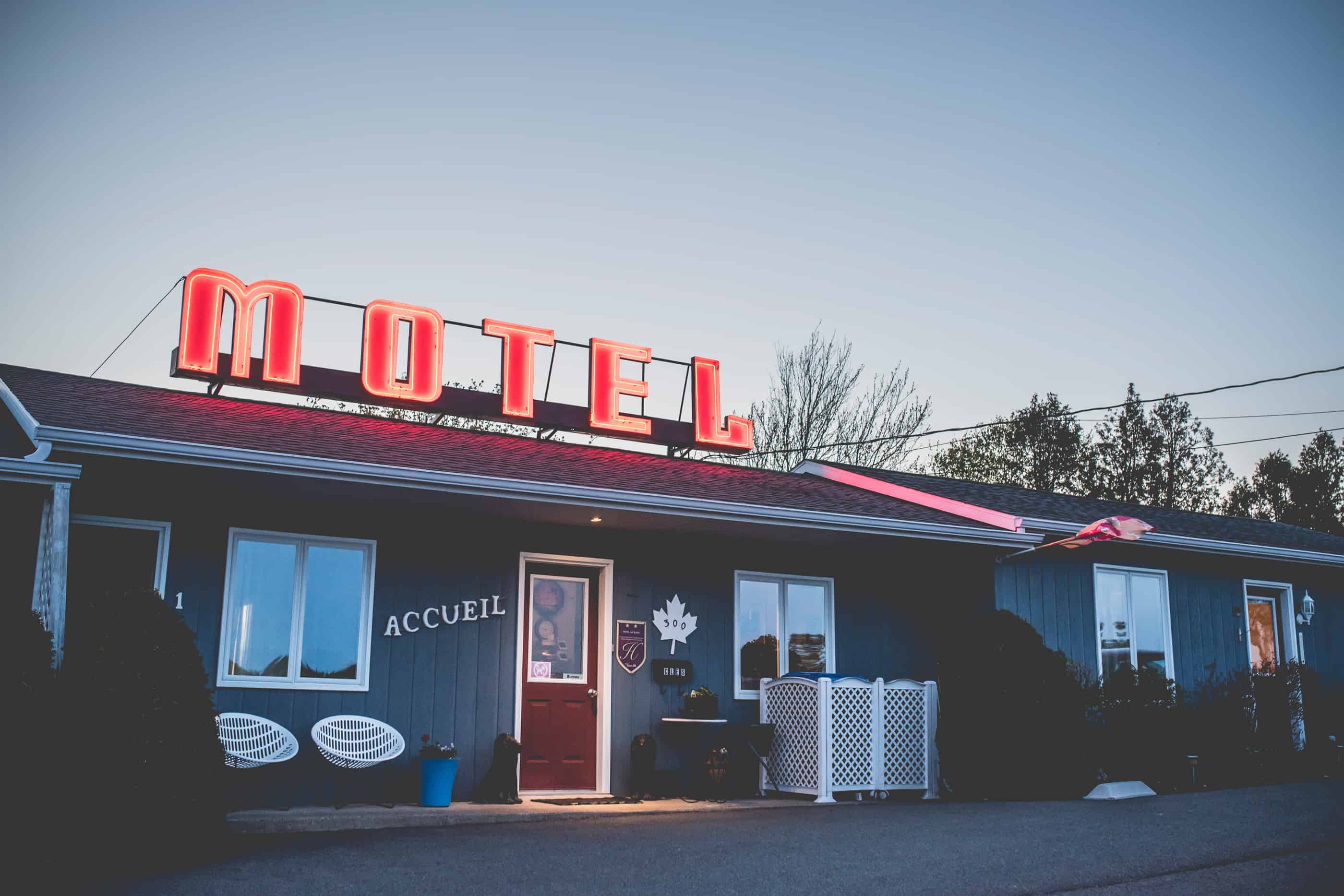 Extérieur de l'accueil du motel